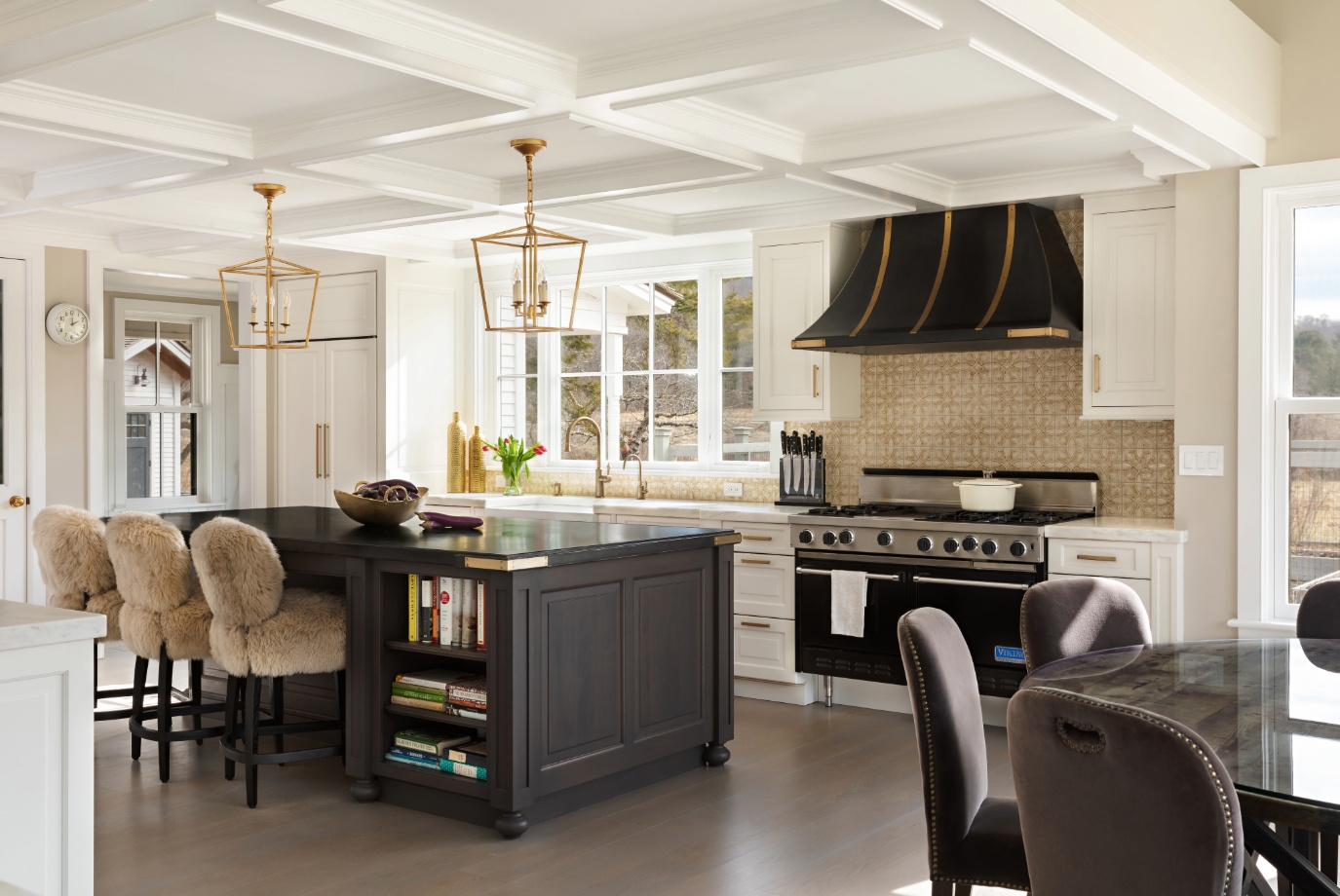 A Modern Country Kitchen with Charm and Sophistication
