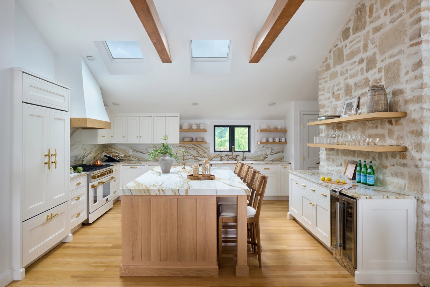 Organic Style in a Kitchen that Invites the Outdoors In